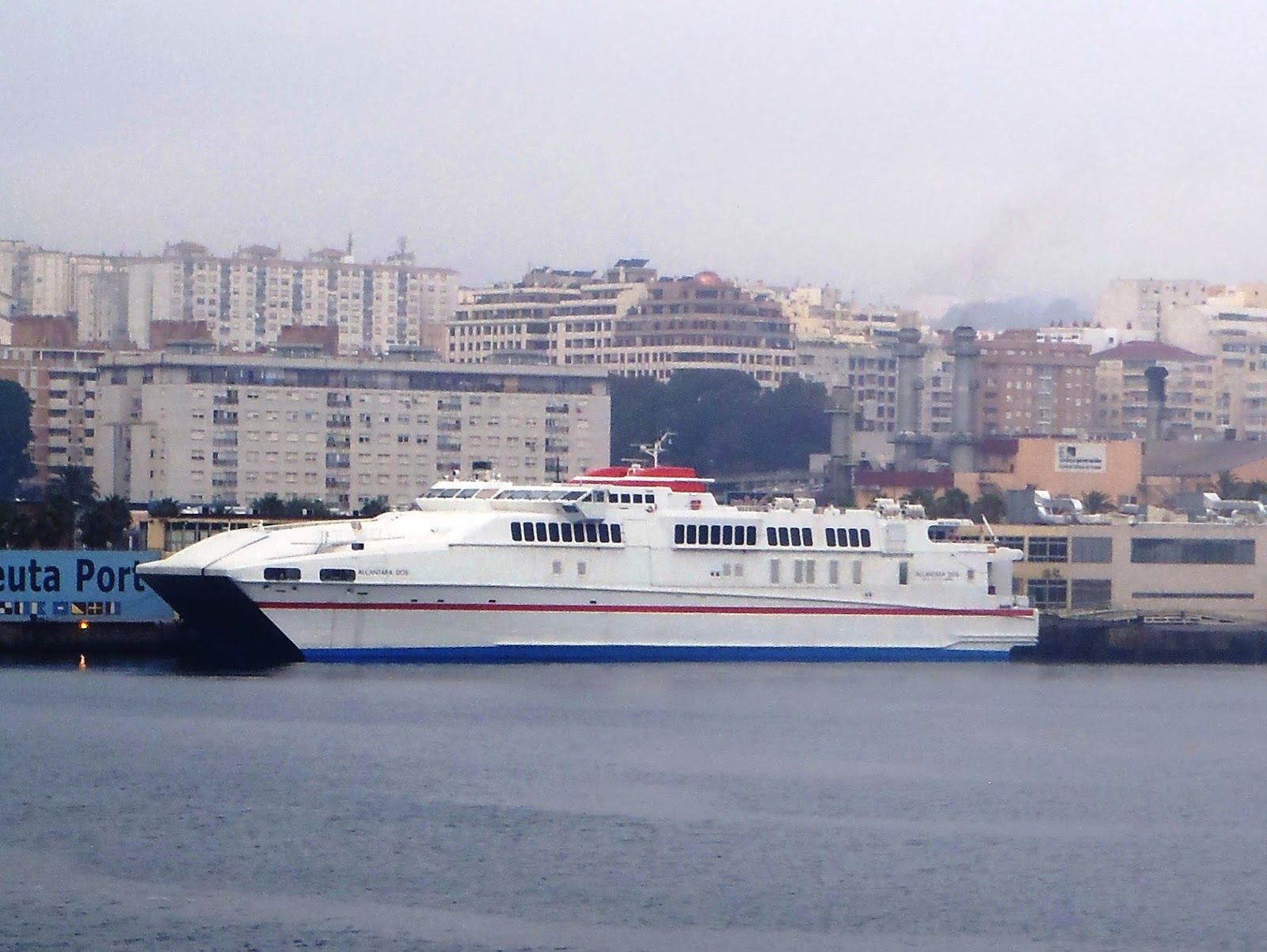 El Alcantara Dos de Trasmediterranea en el puerto de Ceuta
