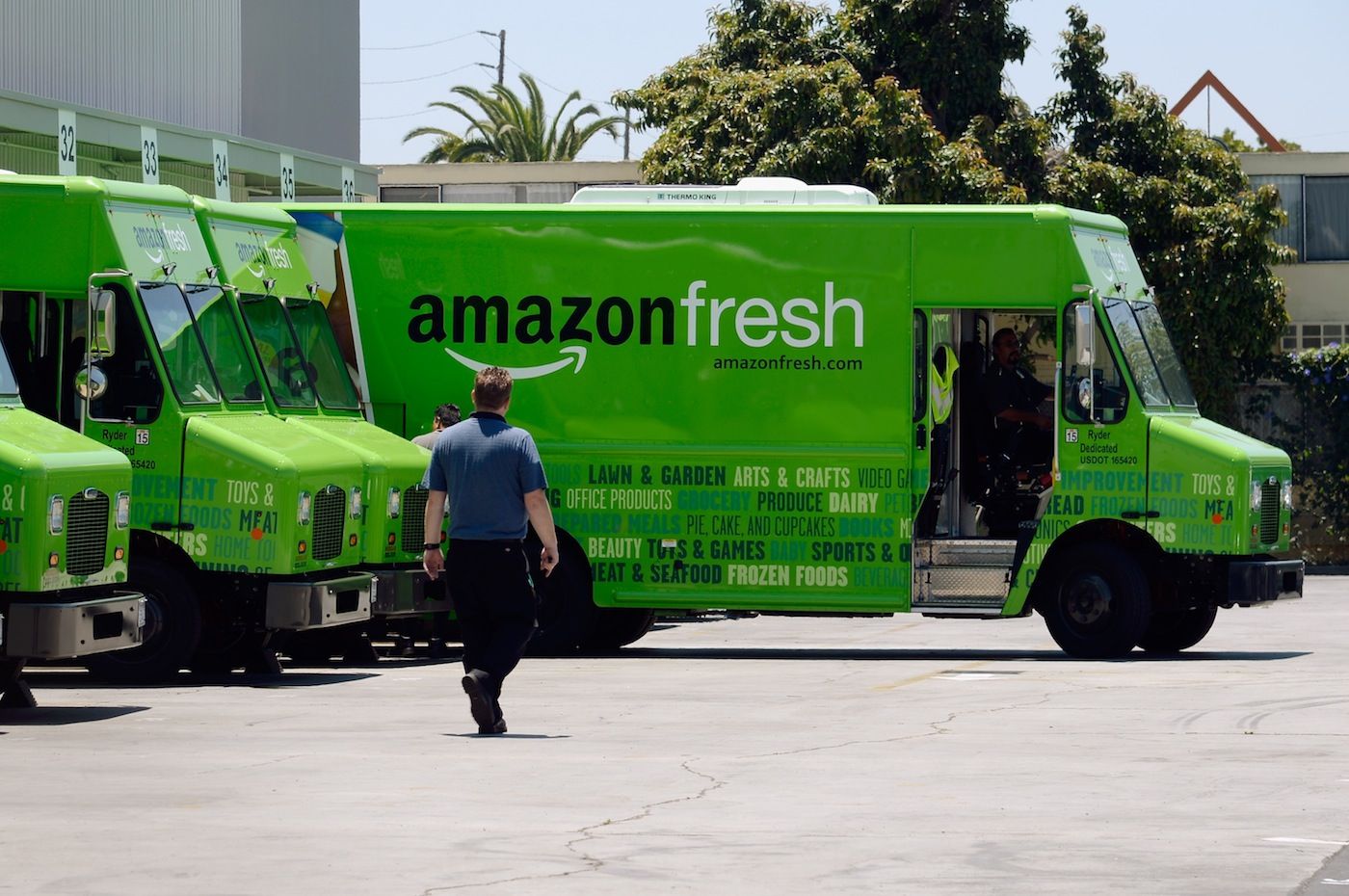 Flota de vehículos utilizada para el reparto del servicio de productos frescos de Amazon en algunas ciudades de USA.