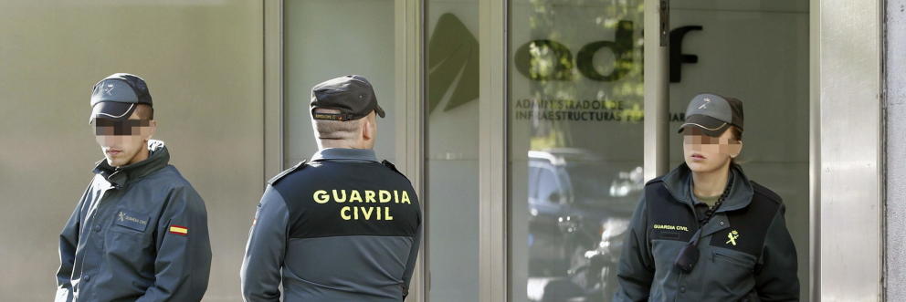 La Guardia Civil examina las sedes de Adif en Madrid y Barcelona