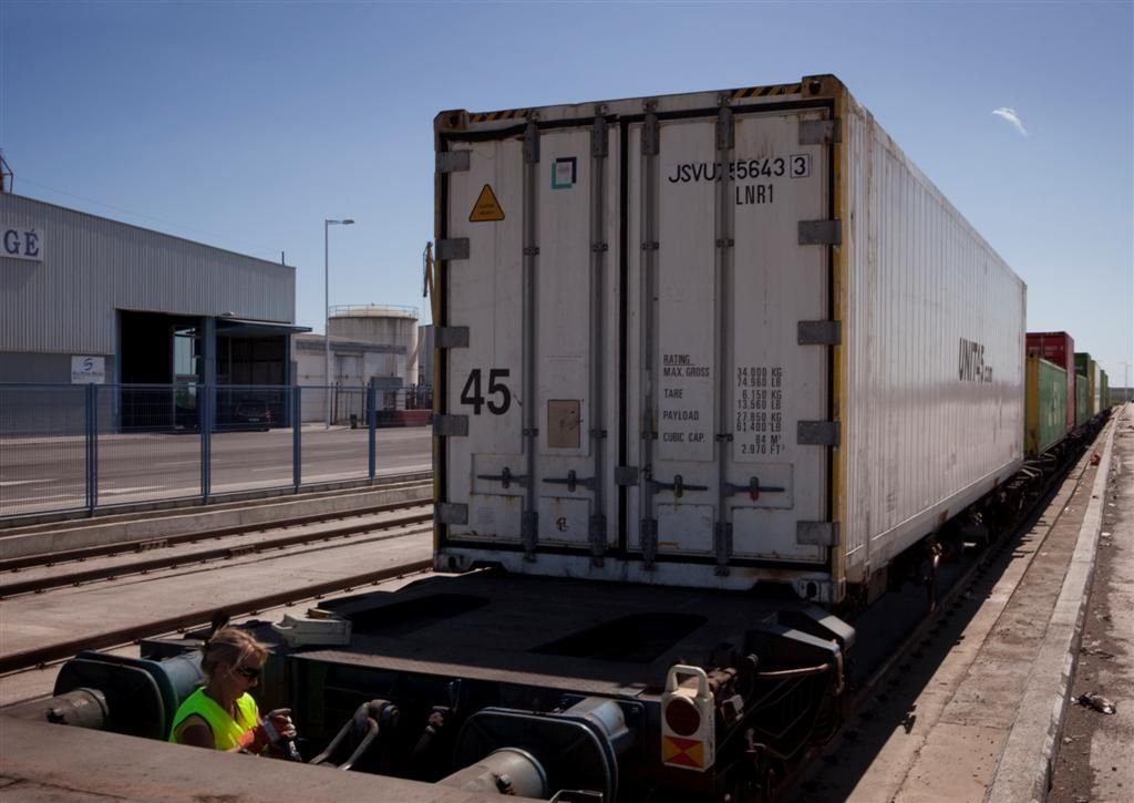 Tren de contenedores en la terminal ferroportuaria del puerto de Alicante