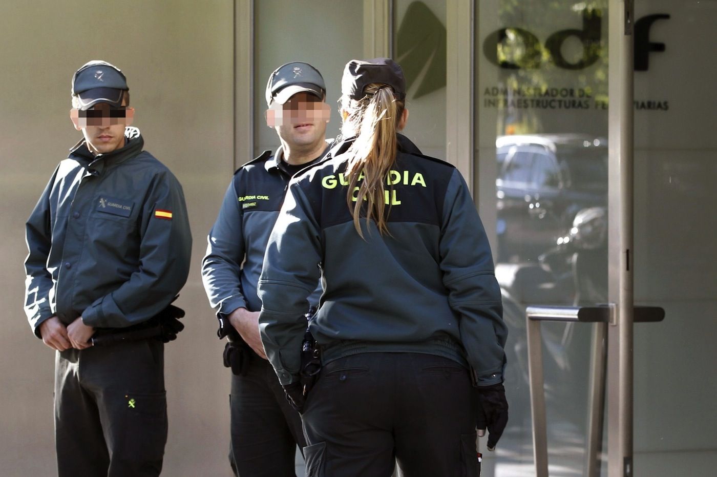 Agentes de la Guardia Civil ante la sede de Adif en Madrid