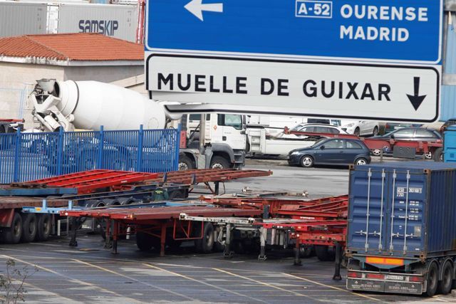 semirremolques portacontenedores aparcados en el puerto de Vigo