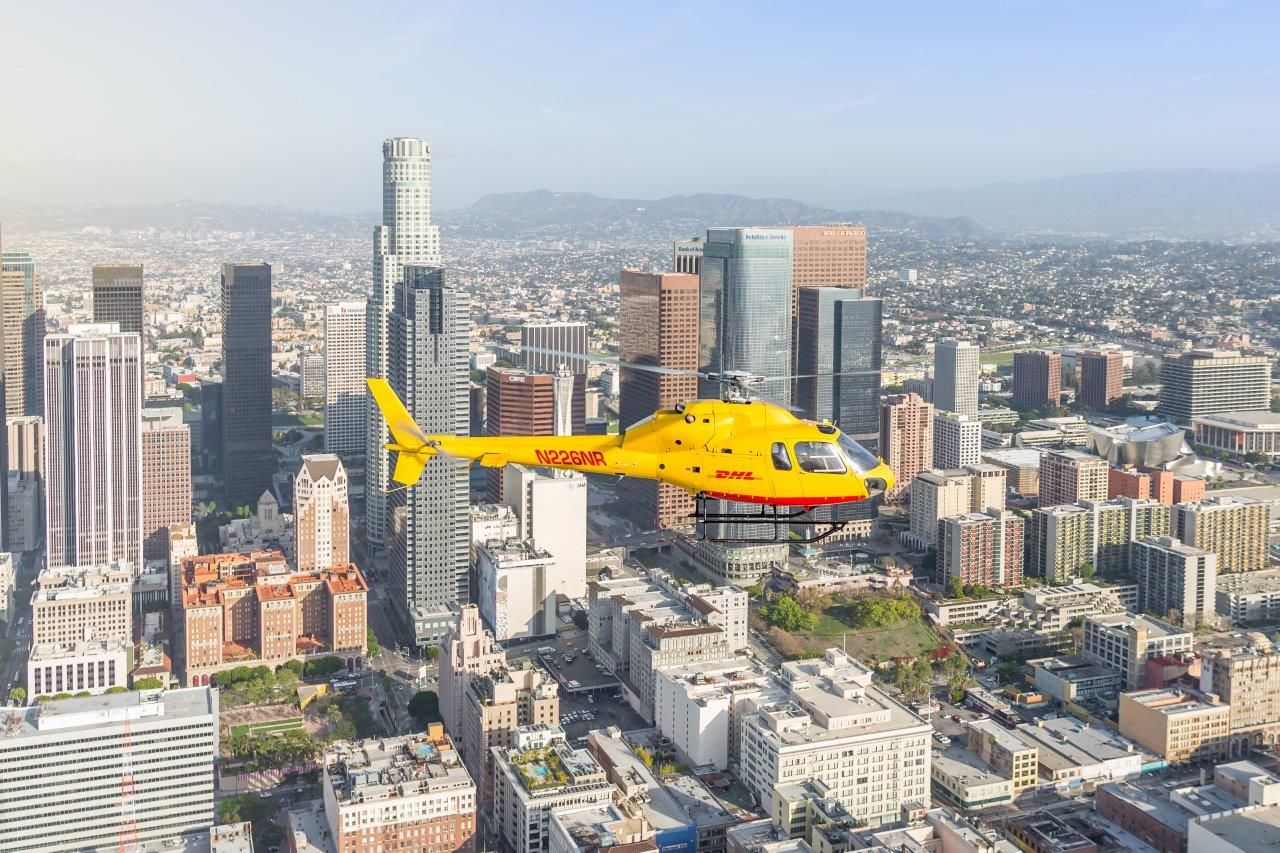 Helicoptero de DHL dedicado a realizar entregas urgentes en Los Angeles