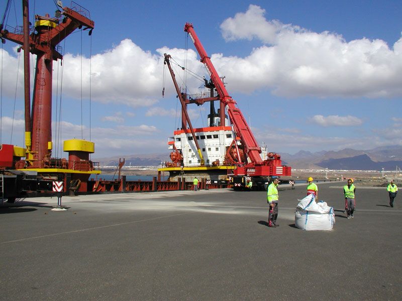 Muelles del puerto de Arinaga en Las Palmas de Gran Canaria