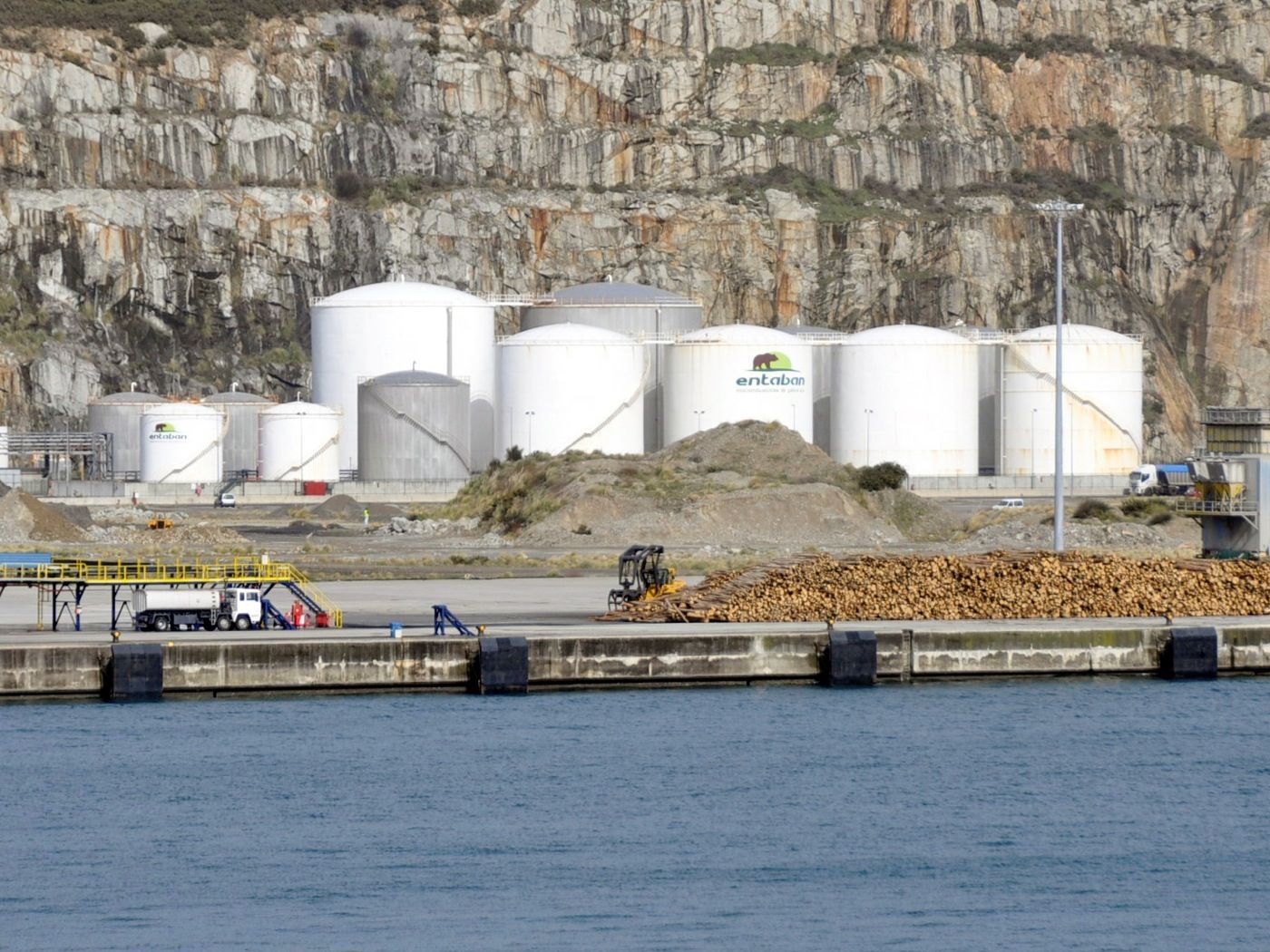 puerto de ferrol instalaciones de almacenamiento y manipulacion de graneles liquidos
