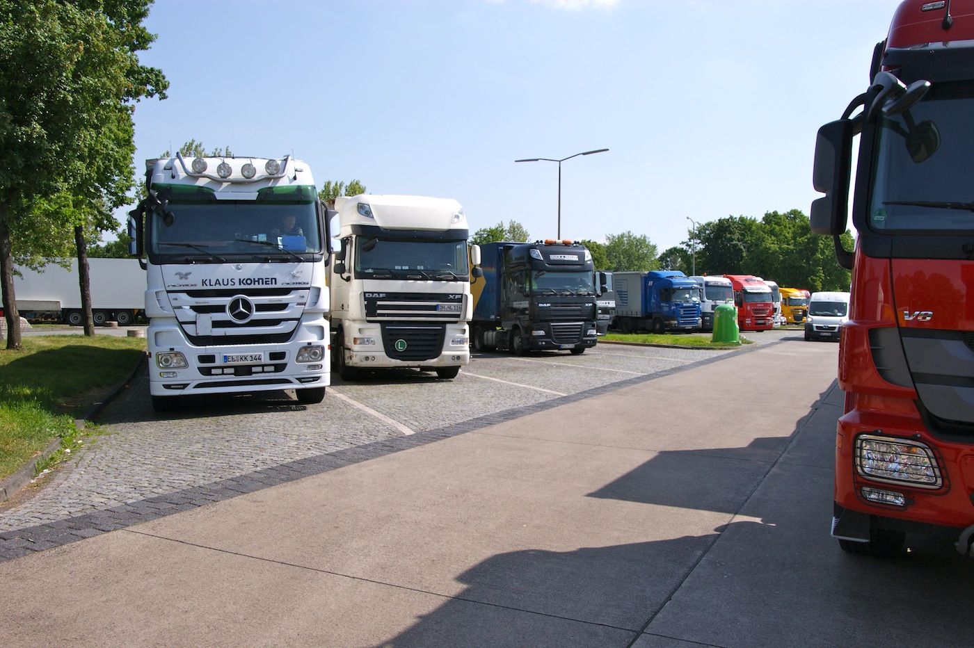 Camiones aparcados en un área de servicio en Alemania.