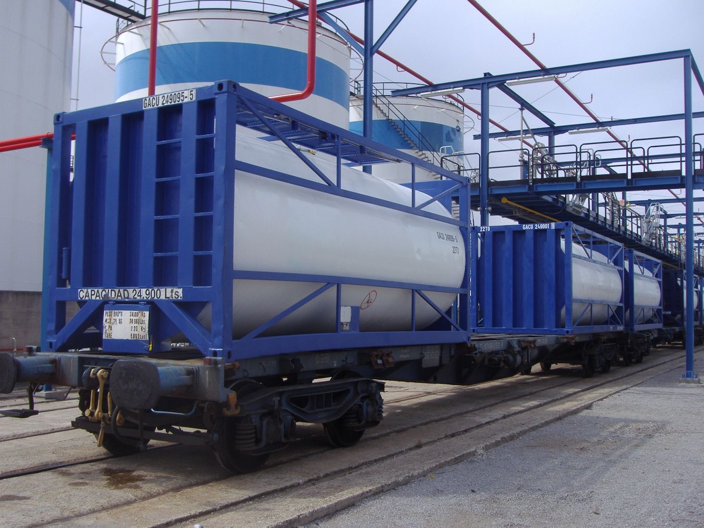 Ferrocarril adecuado para el transporte de productos químicos en la terminal de Tepsa en el puerto de Barcelona