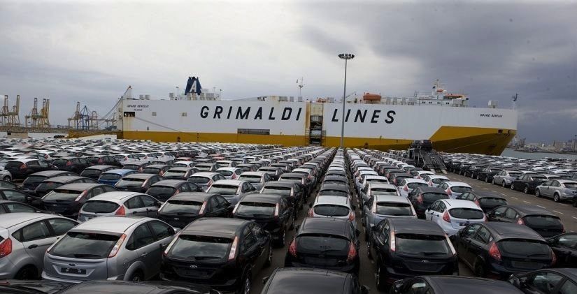 Manipulacion de coches en el puerto de Valencia