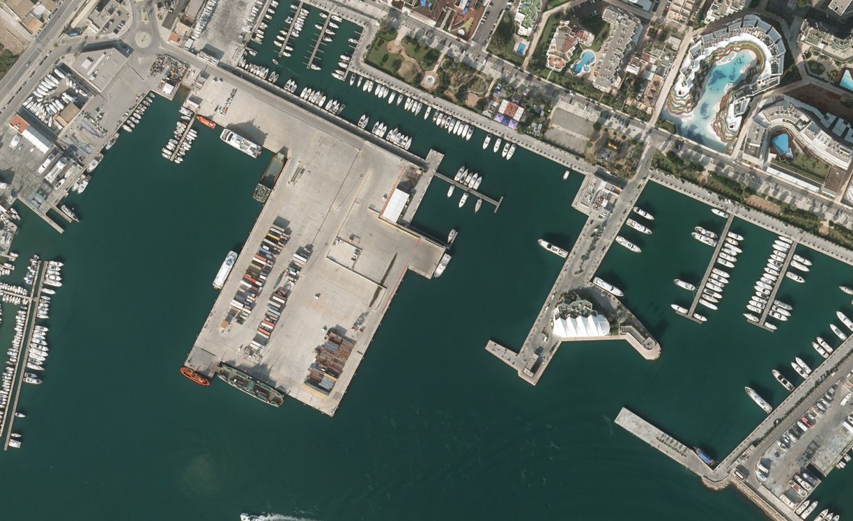 Muelles Comerciales en el puerto de Ibiza