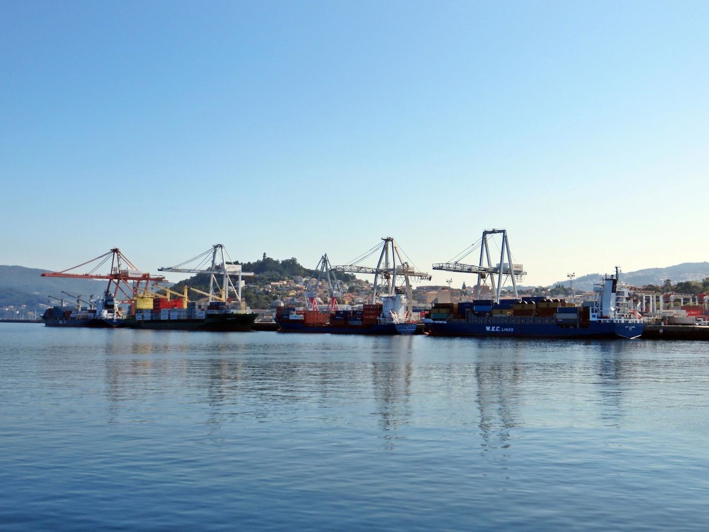 Cuatro portacontenedores hacen escala simultaneamente en el puerto de Vigo