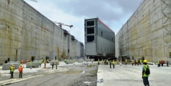 Colocación de la primera compuerta en la esclusa del canal de Panamá