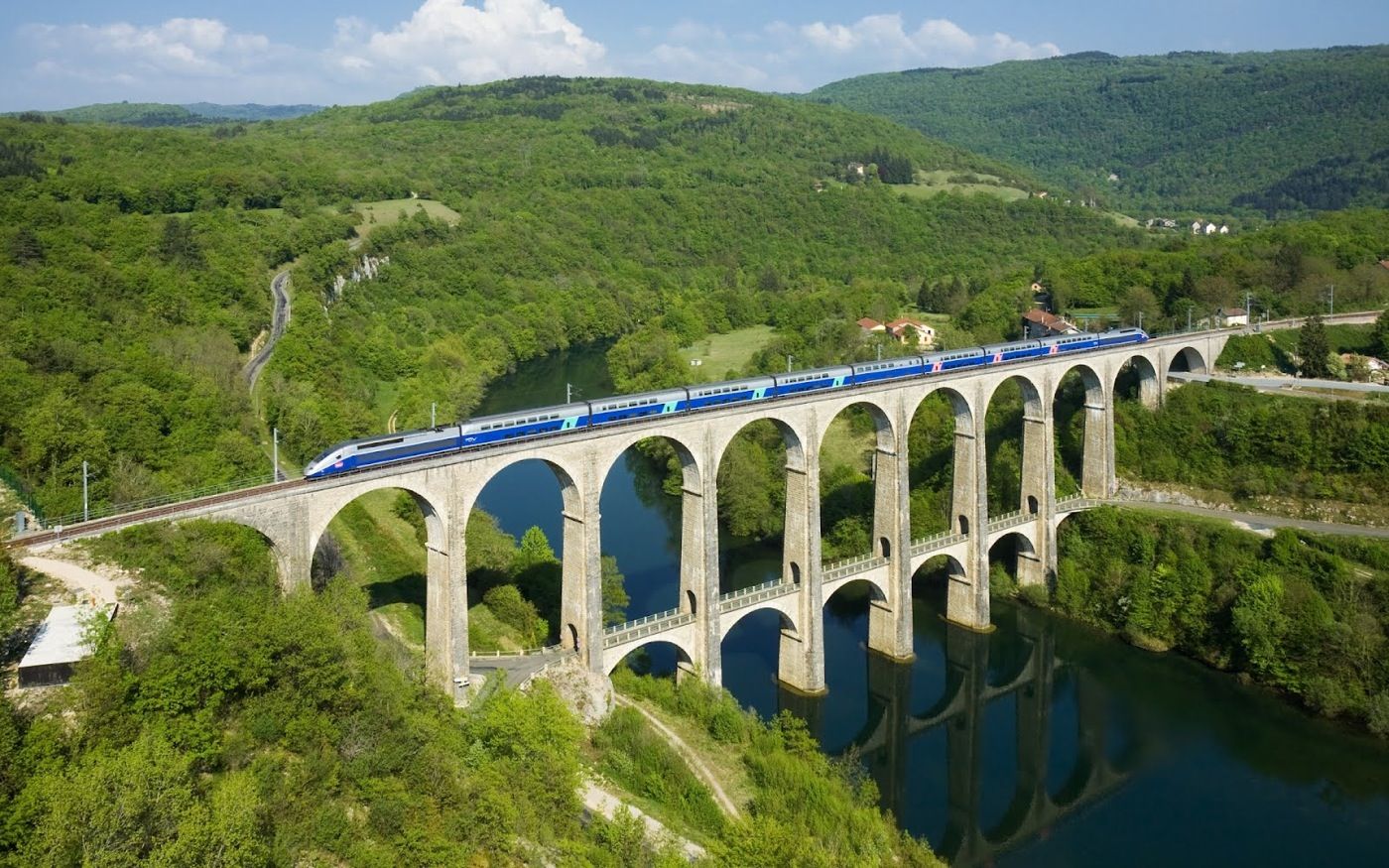 Ferrocarril en el viaducto Cize-Bolozon, Francia