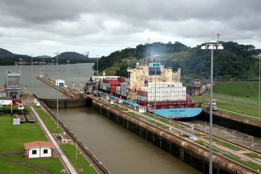El Nysted Maersk atravesando el canal de Panamá