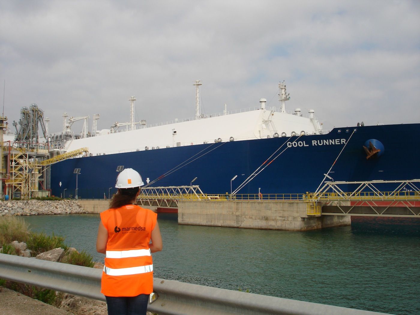 Metanero 'Cool Runne' cargando GNL en el puerto de Barcelona