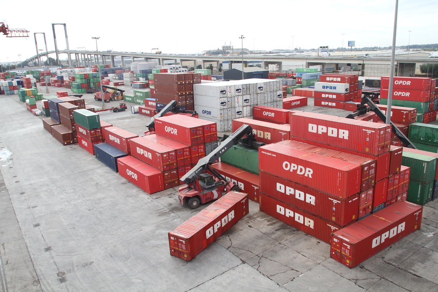 Terminal de contenedores en el puerto de sevilla