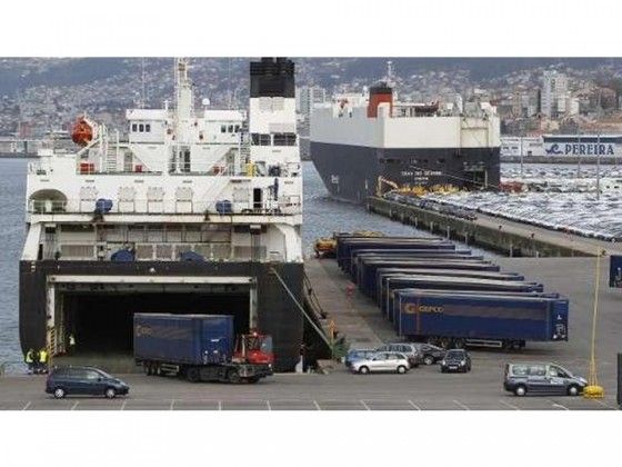 Embarque de plataformas de Gefco en el puerto de Vigo en un barco de Suardíaz