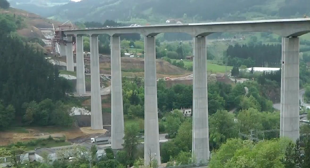 Viaducto de Vergara en la Y vasca con una luz central máxima de 91 metros.
