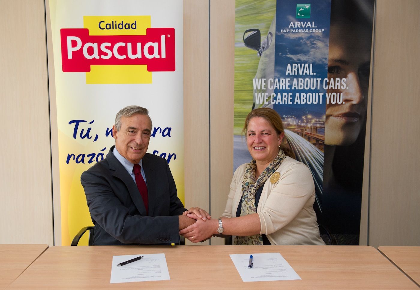 Pascual firma un acuerdo con Arval para el suministro de vehiculos en renting