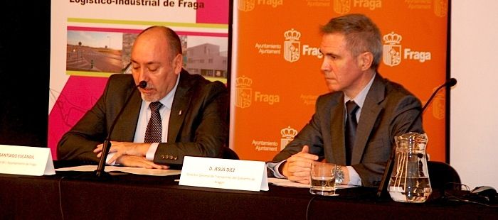 El director general de Transportes y Planificación de Infraestructuras, Jesús Díez (dcha), ha abierto el 'Fraga Logistics' junta al alcalde de Fraga, Santiago Escándil (izda)