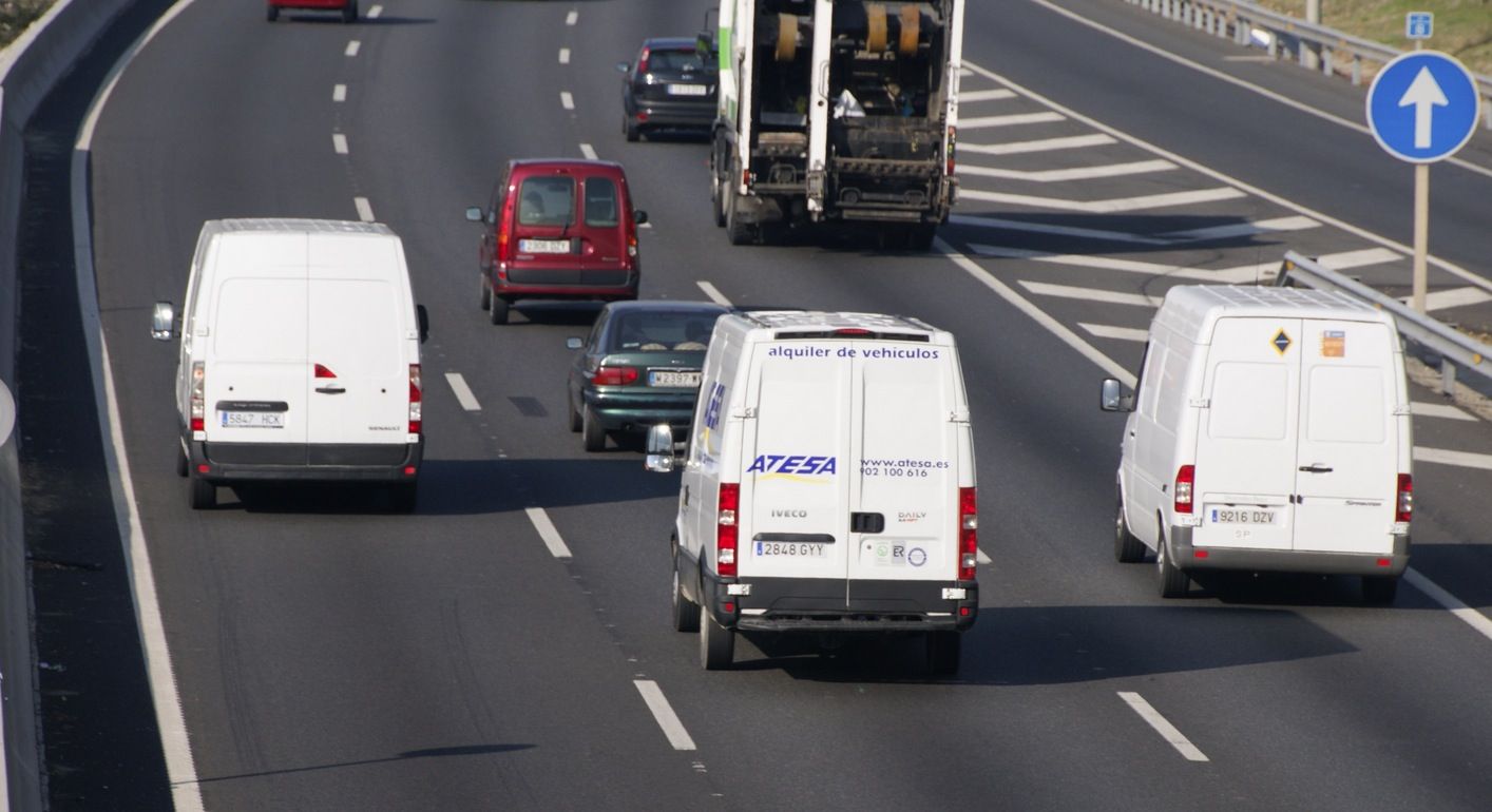 Furgonetas circulando por la carretera