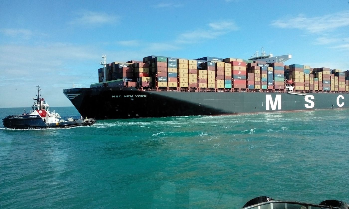 El MSC New York en el puerto de Valencia El MSC New York en el puerto de Valencia