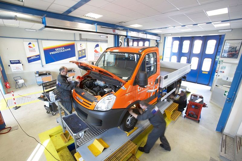 Revision de una furgoneta en un taller