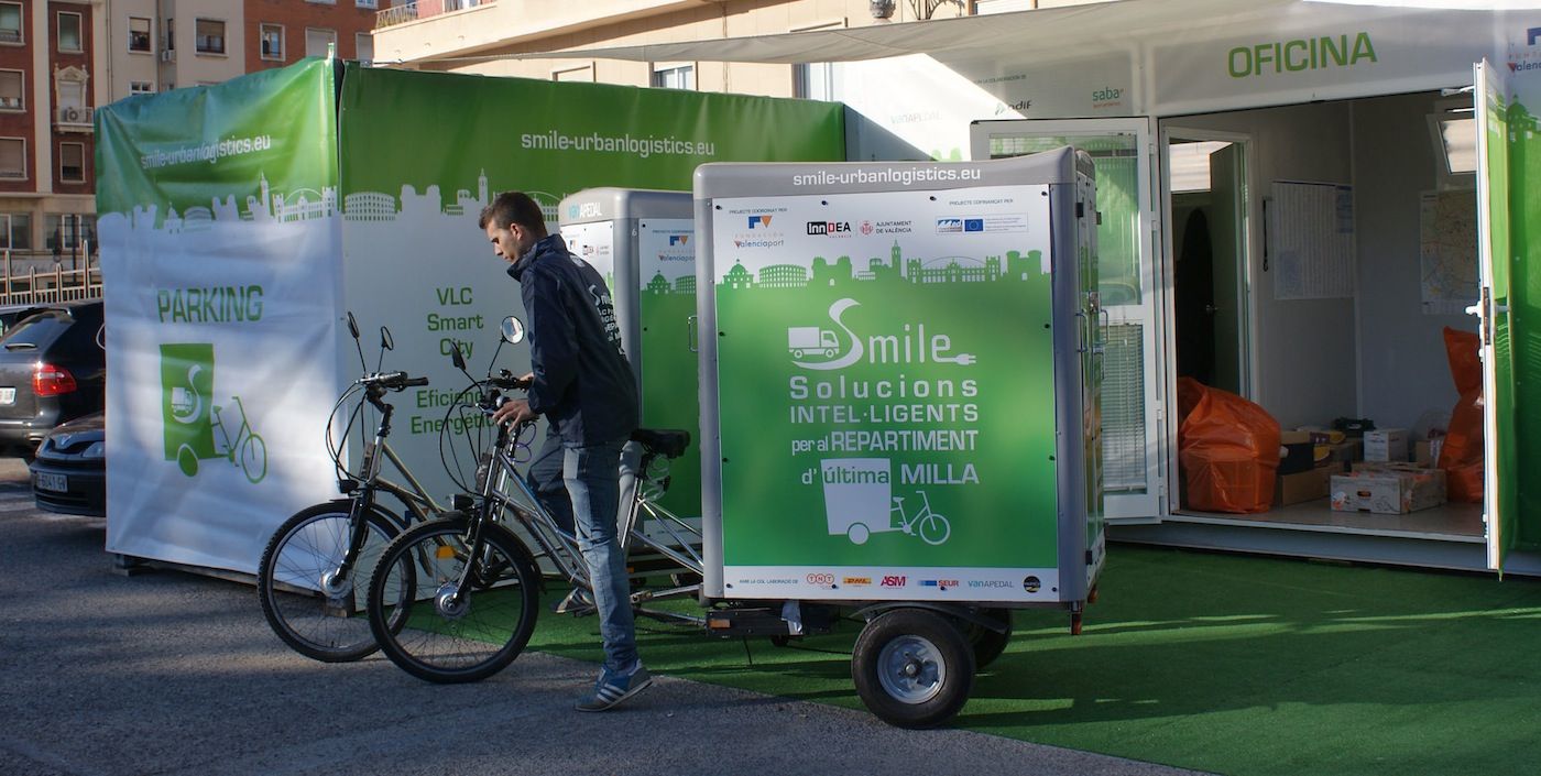 Triciclo eléctrico para el reparto de última milla en el centro histórico de Valencia