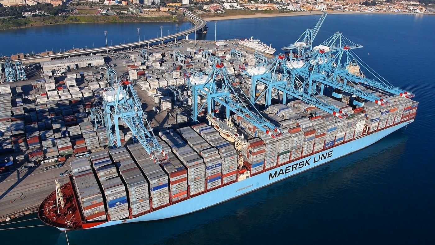 Maersk McKinney Moller, con 18.024 TEUs de carga, en el puerto de Algeciras