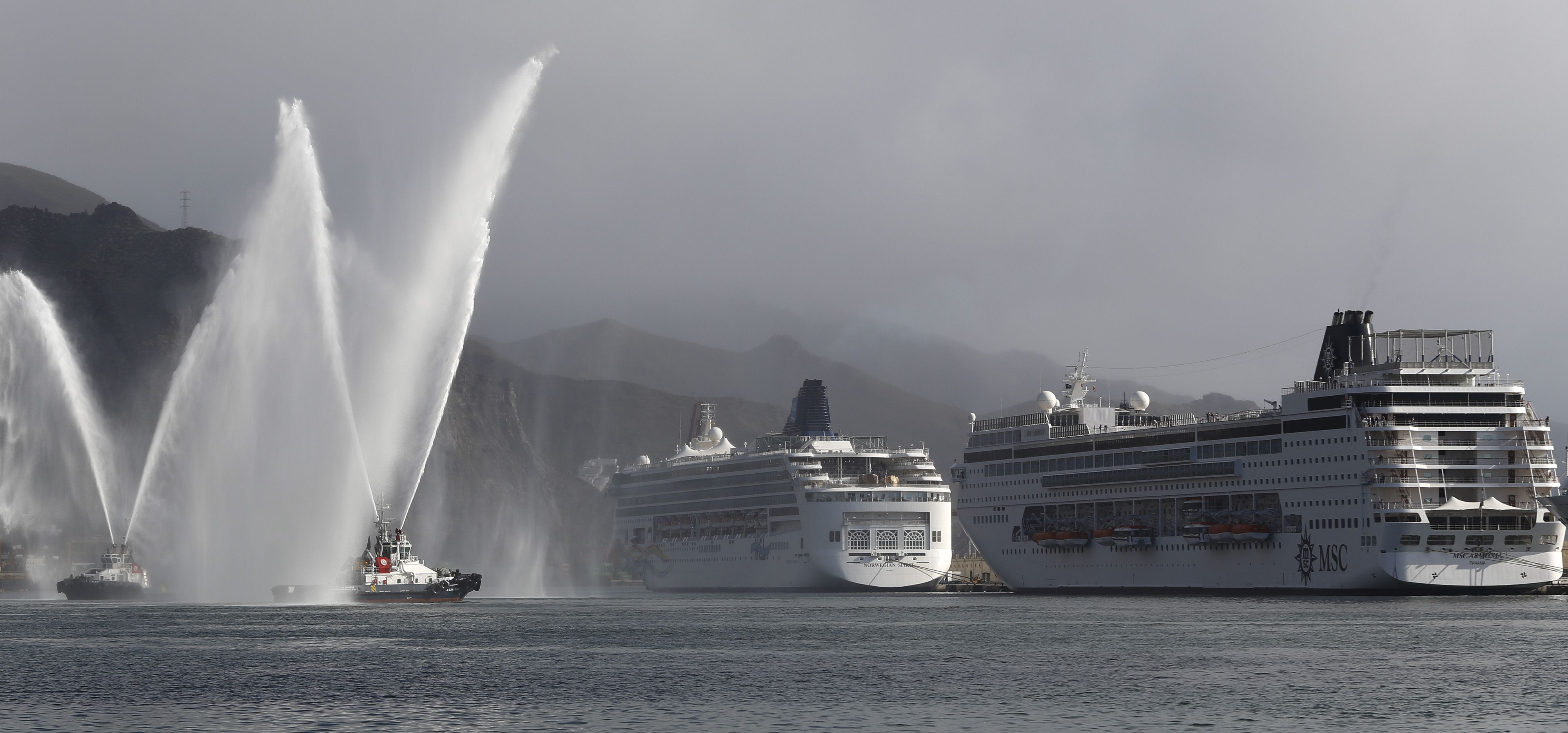 Los remolcadores del puerto de Santa Cruz de Tenerife dan la bienvenida a los cruceros Los remolcadores del puerto de Santa Cruz de Tenerife dan la bienvenida a los cruceros