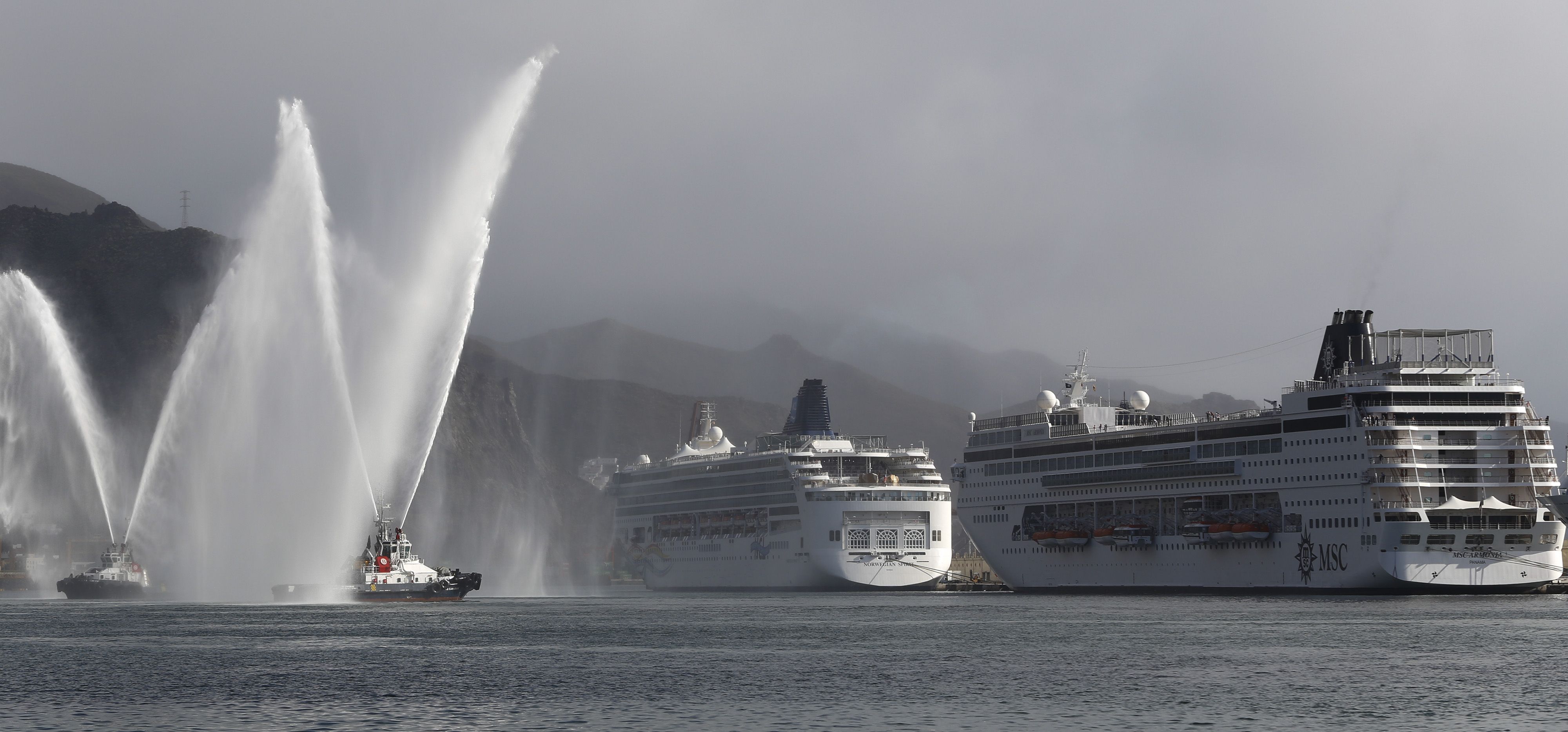 Los remolcadores del puerto de Santa Cruz de Tenerife dan la bienvenida a los cruceros