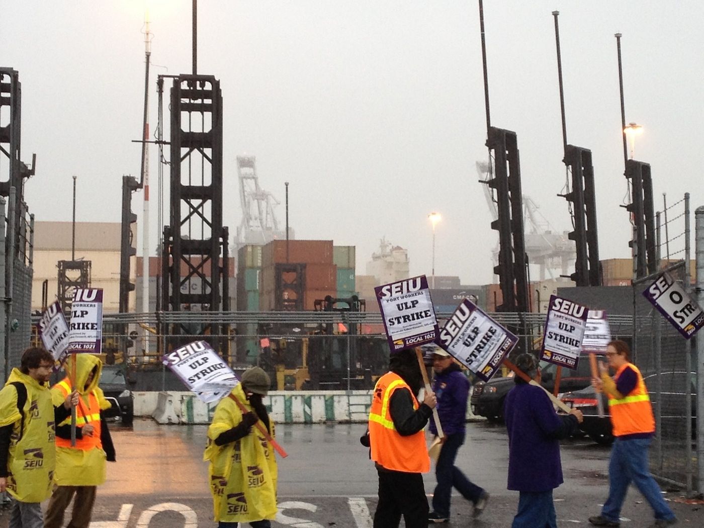 Huelga de los trabajadores portuarios en el puerto de Oakland
