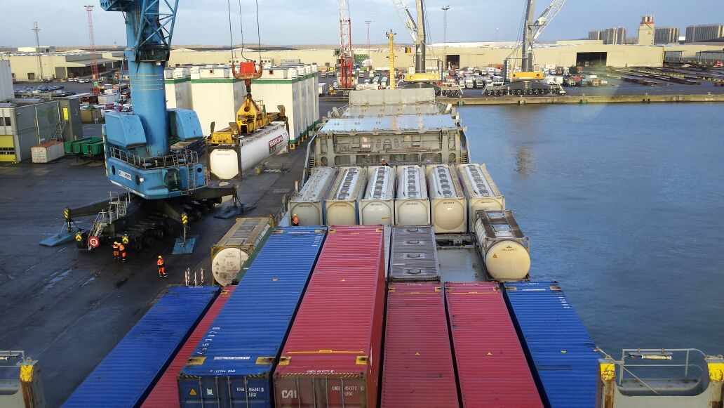 Operativa de embarque de contenedores en el puerto de Pasajes