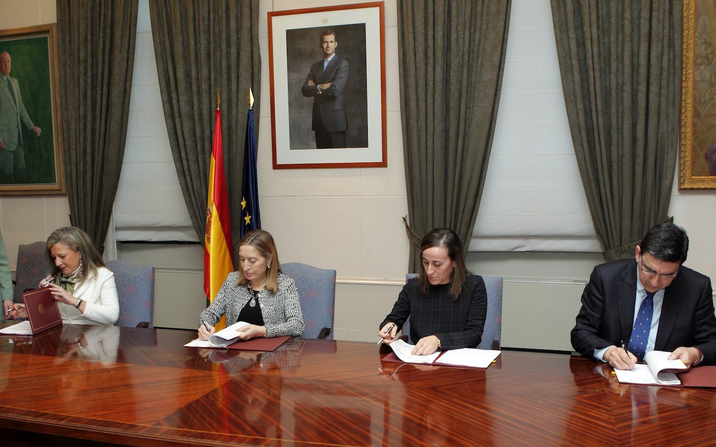 Momento de la firma del convenio de Plisan