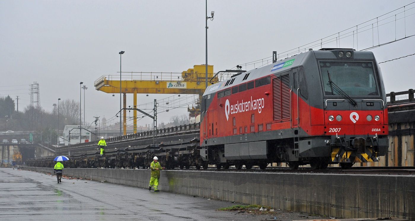 Composición de Euskotren Kargo en la estacion de Irún