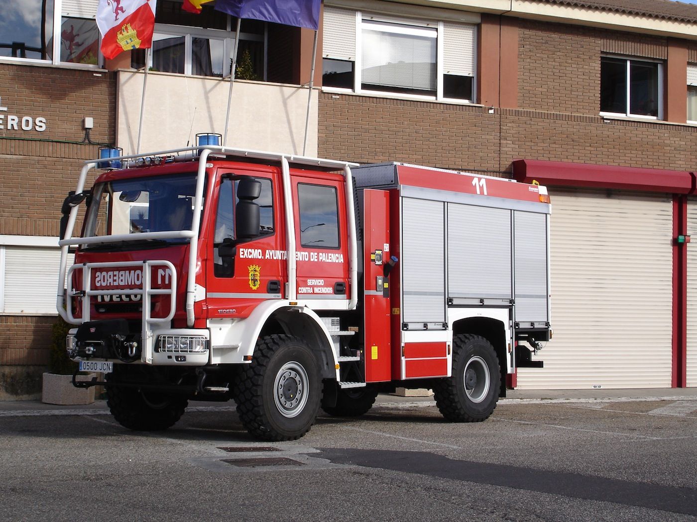 Iveco Magirus entrega a los bomberos de Palencia un nuevo camion de extincion de incendios forestales