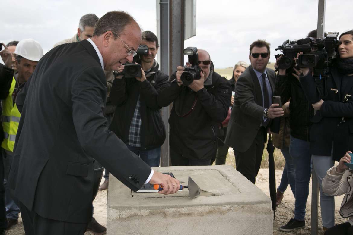 Monago pone la primera piedra de la Plataforma Logística de Badajoz