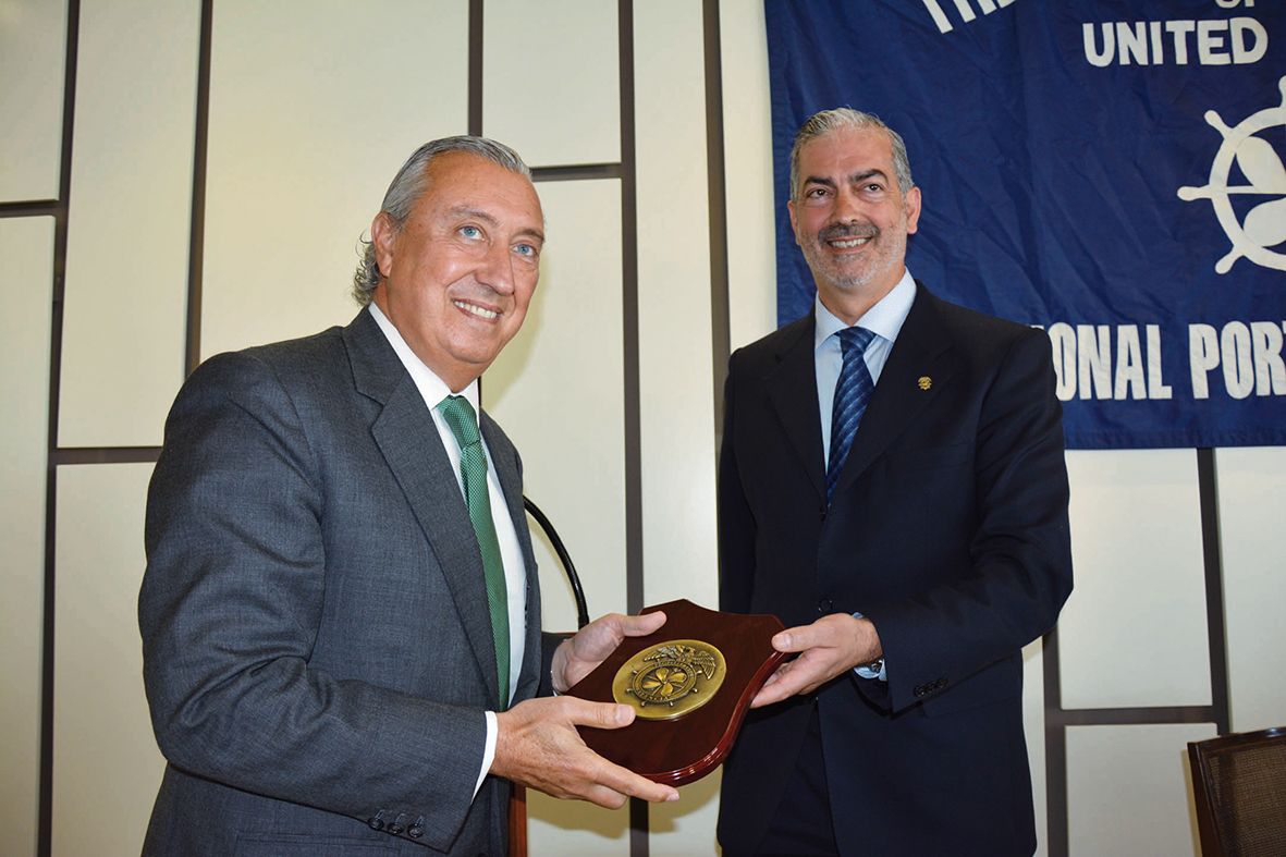 El secretario de Infraestructuras, Julio Gómez-Pomar (izda), y el presidente del Propeller Club de Valencia, Francisco Prado (dcha)