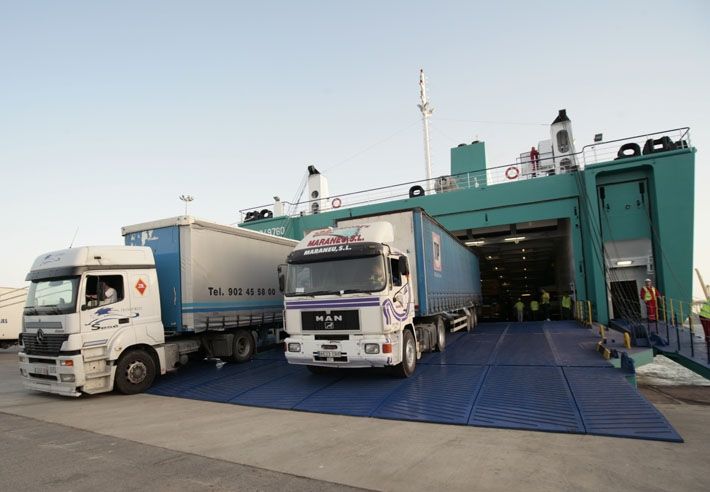 Descarga de trafico ro-ro en un buque de Balearia