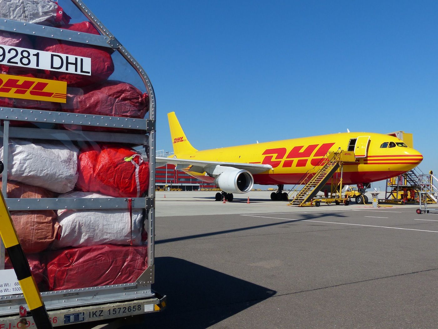 Avion de DHL en el hub de Leipzig