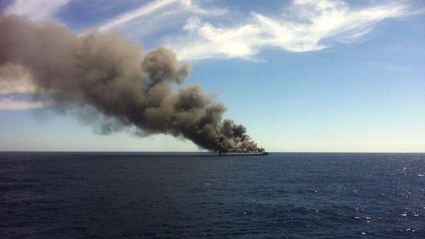 Ferry Sorrento de Trasmediterránea ardiendo a 17 millas de Mallorca