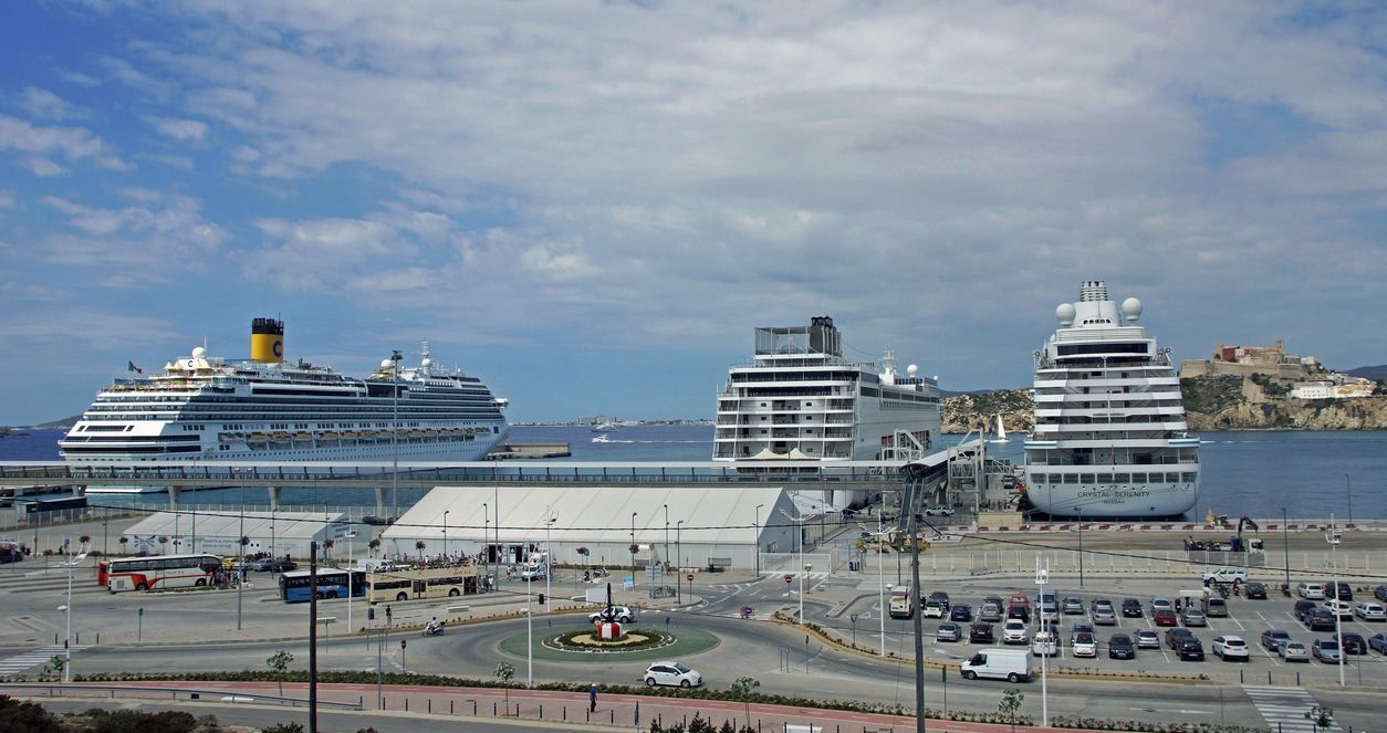 Cruceros en la Estación Marítima del Botafoc en el puerto de Ibiza.