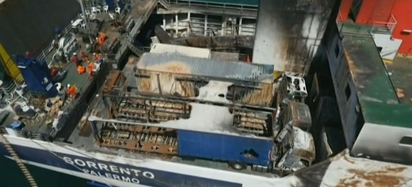 Estado en el que han quedado los camiones tras el incendio del Sorrento.