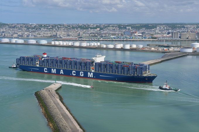 Buque Kerguelen de CMA CGM en el puerto de Le Havre, Francia
