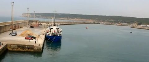 Muelle comercial del puerto de Barbate en Cádiz