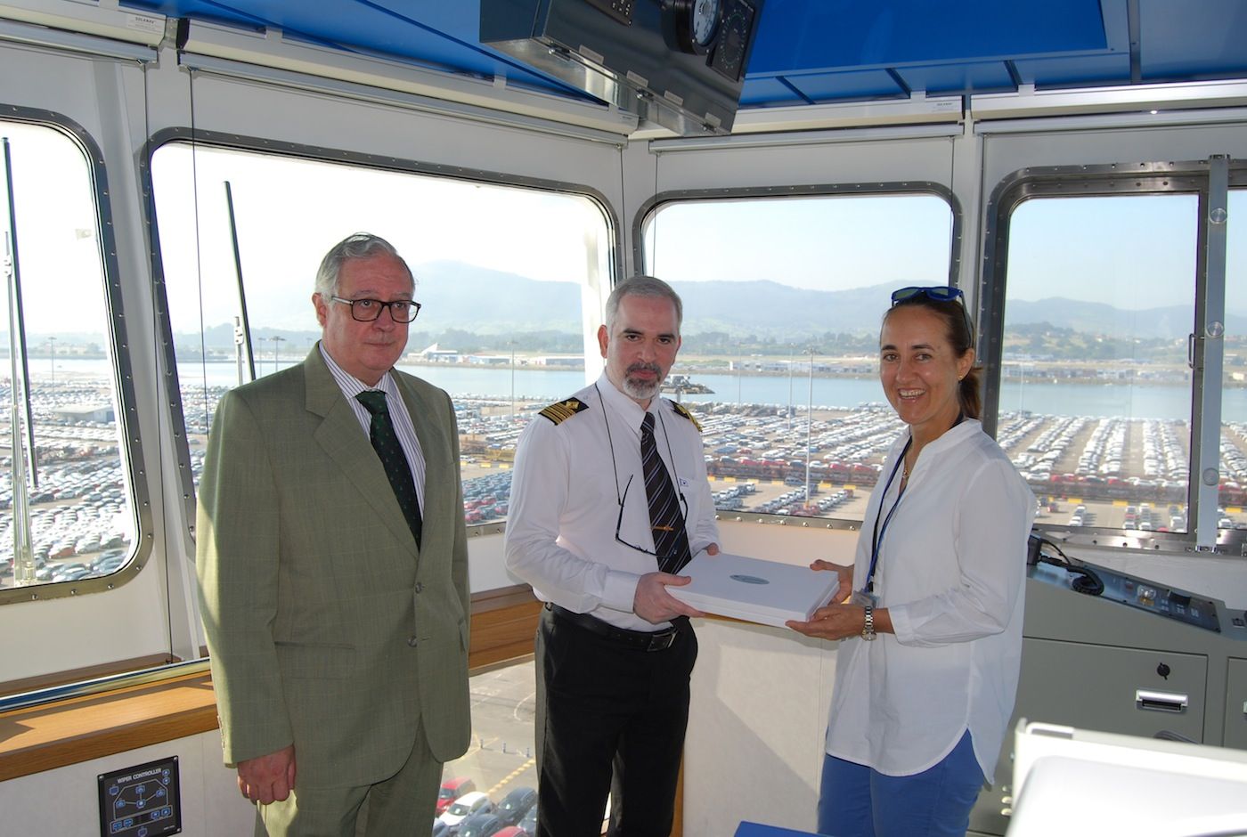 El puerto de Santander hace entrega de la metopa conmemorativa al capitán del Thalatta