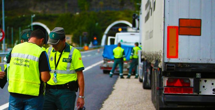 Inspección de camiones en carretera por la Guardia Civil