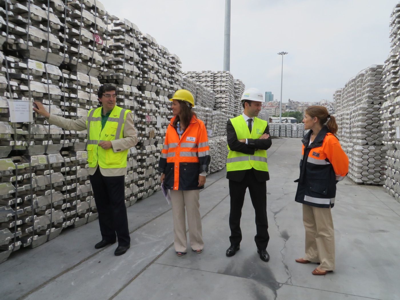 El puerto de Vigo acoge una gran descarga de aluminio y granito