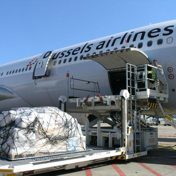 Carga de mercancia en un avion de Brussels Airlines