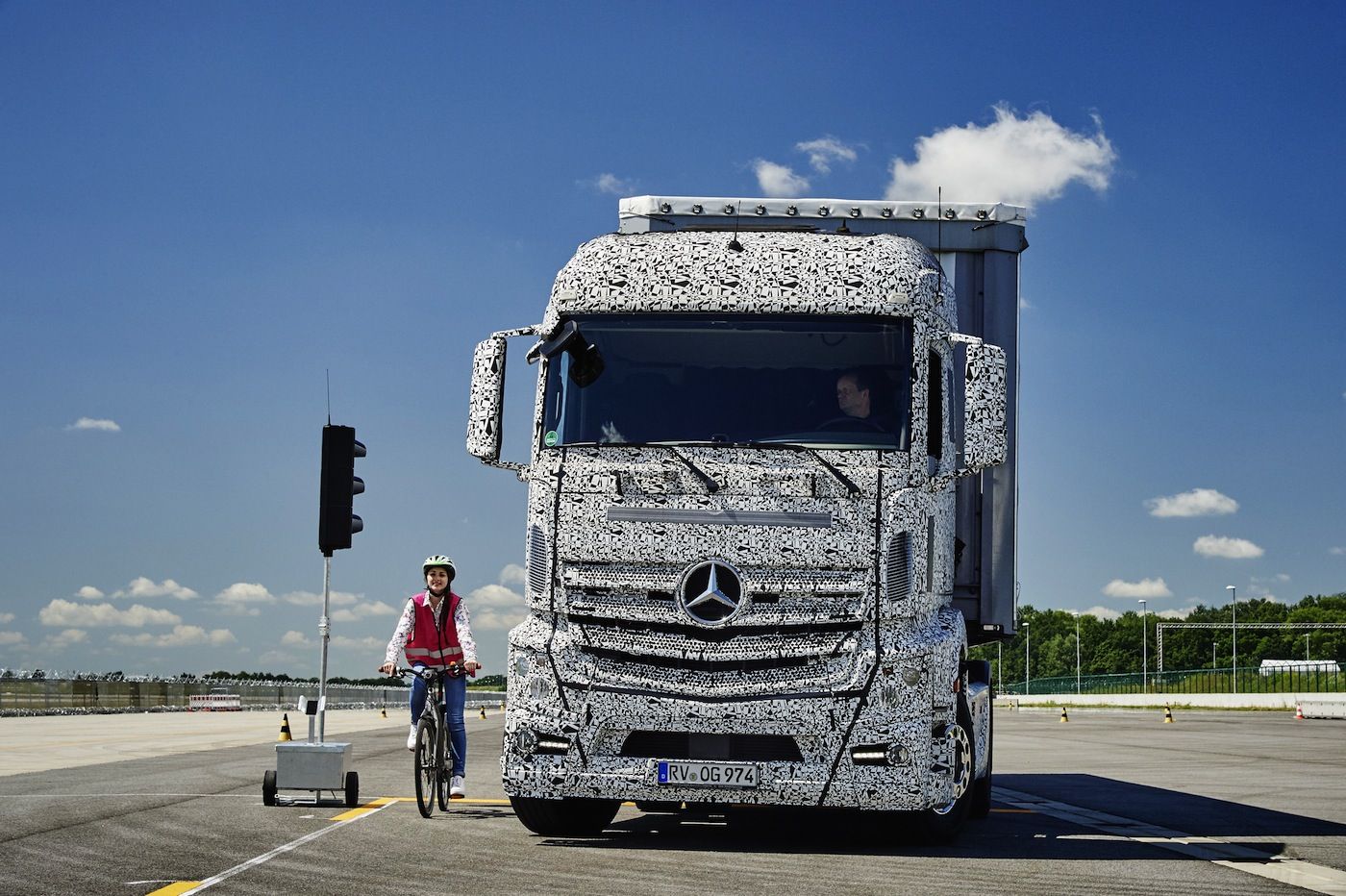Mercedez Bez lanzará al mercado próximamente su asistente de giro