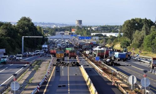 Los ganaderos franceses mantienen bloqueadas las carreteras con sus tractores